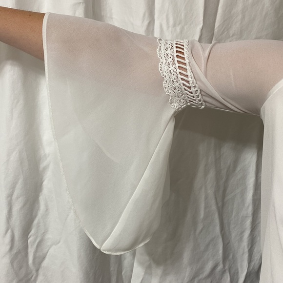 By & By Women’s White blouse with flare sleeves. Size small. - Picture 4 of 6
